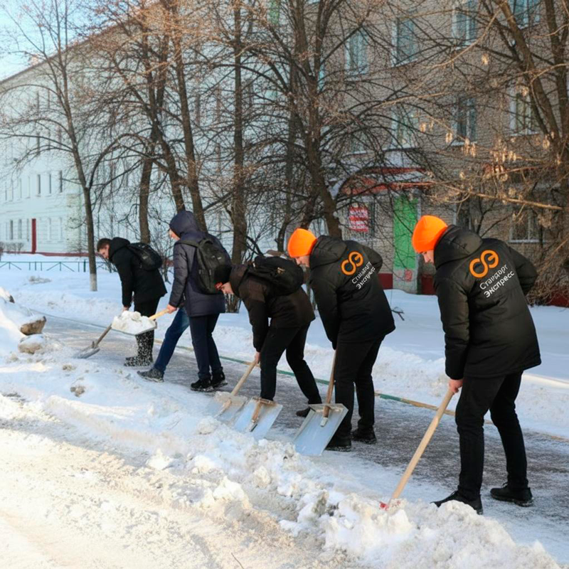 Уборка снега с крыш и территорий в Азнакаево